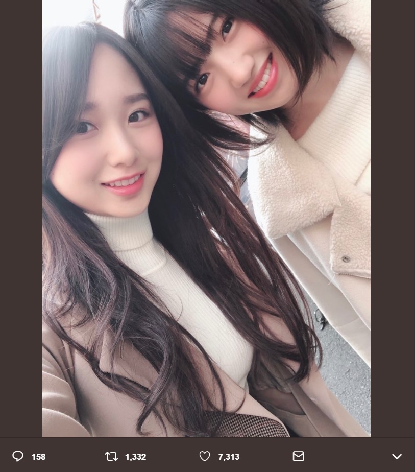 私服姿の高橋朱里と村山彩希（画像は『高橋朱里 Juri Takahashi　2019年1月15日付Twitter「発売中の ＃EX大衆　2人で表紙巻頭やらせて頂きました。」』のスクリーンショット）