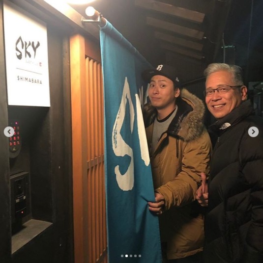 宿の前で山下健二郎と父親（画像は『山下健二郎　2019年1月8日付Instagram「正月少しですが実家帰ってました！」』のスクリーンショット）