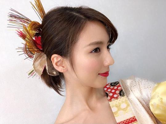 ガリバー初売りCMに出演した真野恵里菜（画像は『Erina Mano　2018年12月29日付Instagram「ガリバーの初売りCMのヘアスタイル。」』のスクリーンショット）