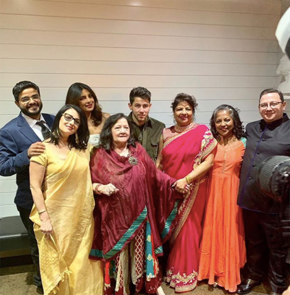 再び家族に祝福されたニック＆プリヤンカー（画像は『Priyanka Chopra Jonas　2019年1月27日付Instagram「Fam jam. Thank you ＠nelliessouthernkitchen ＠mamadjonas ＠papakjonas for a wonderful reception!」』のスクリーンショット）