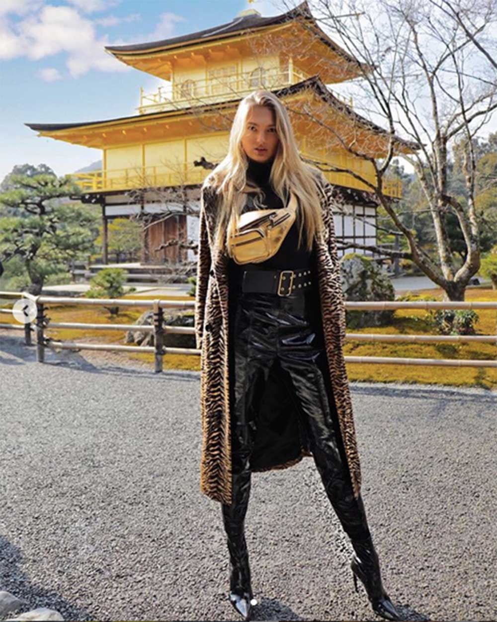 ロミー・ストリド、金閣寺の前で（画像は『Romee Strijd　2019年1月5日付Instagram「Hello Japan, I like you already ＠revolve」』のスクリーンショット）