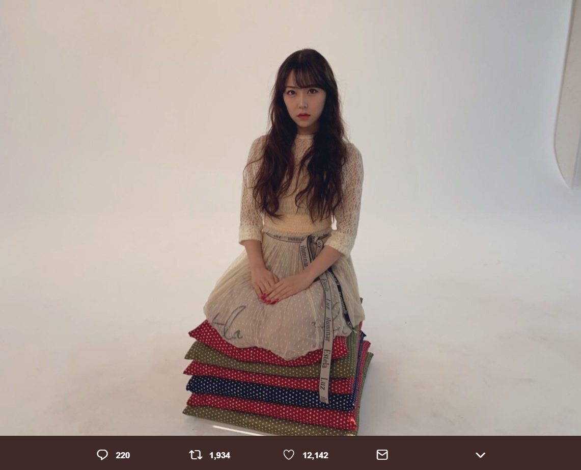 白間美瑠、NMB48『床の間正座娘』MVのオフショット（画像は『白間美瑠　2019年1月25日付Twitter「＃NMB48 20thシングル ＃床の間正座娘！」』のスクリーンショット）