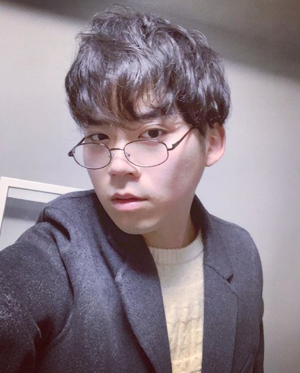 絶賛されたクマムシ佐藤の菅田将暉（画像は『佐藤大樹　2019年1月7日付Instagram「菅田将暉さん主演「3年A組ー今から皆さんは、人質ですー」より柊先生の顔マネ！」』のスクリーンショット）