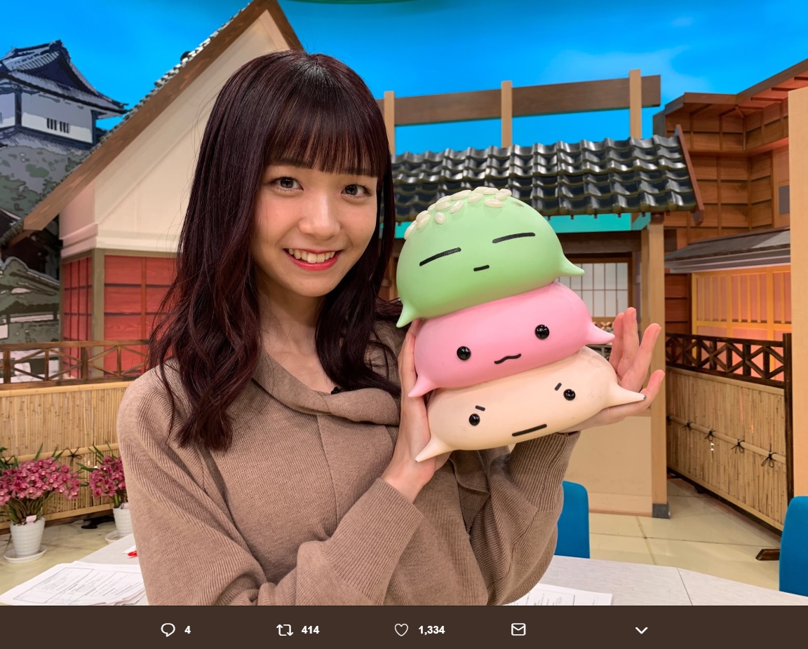 ゆるキャラ・テレ金ちゃんを持つ宮崎由加（画像は『テレビ金沢　2019年1月10日付Twitter「アイドルグループ「Juice＝Juice」リーダーで、石川県出身の宮崎由加さん！」』のスクリーンショット）