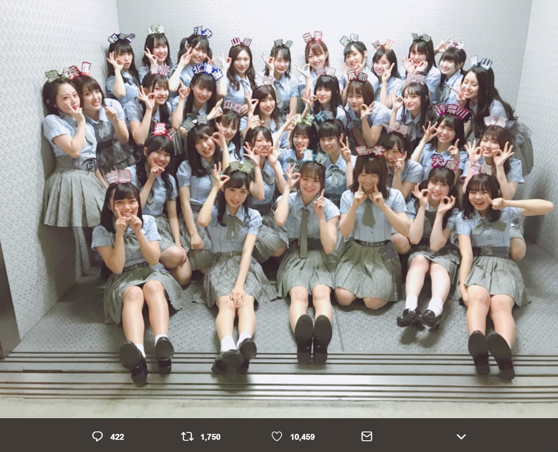 『リクアワ2019』を終えたAKB48チーム8（画像は『小栗有以　2019年1月19日付Twitter「リクエストアワー2019「47の素敵な街へ」1位 本当にありがとうございました！」』のスクリーンショット）