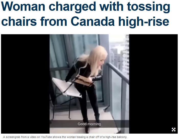 高層マンションのバルコニーから椅子を投げ落とした女（画像は『Fox 5 NY　2019年2月13日付「Woman charged with tossing chairs from Canada high-rise」』のスクリーンショット）