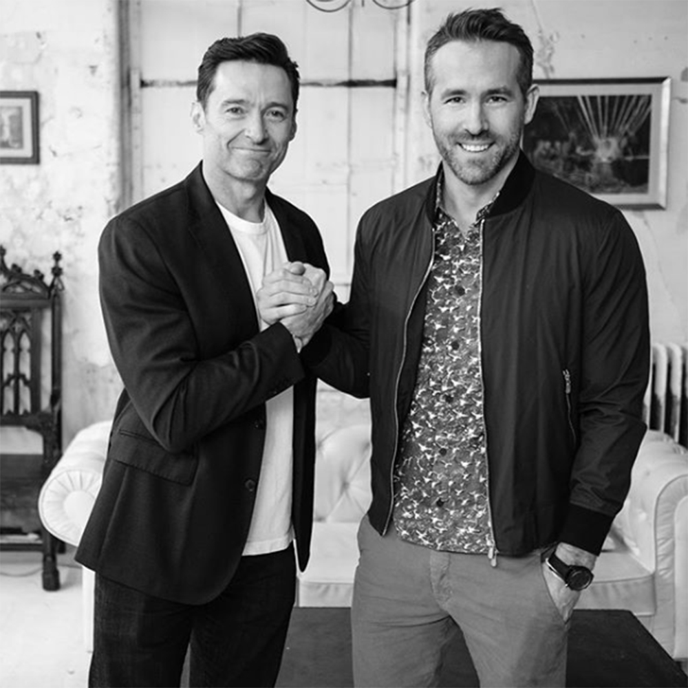 ガッチリ握手するヒュー・ジャックマンとライアン・レイノルズ（画像は『Ryan Reynolds　2019年1月31日付Instagram「Official truce with ＠thehughjackman!」』のスクリーンショット）