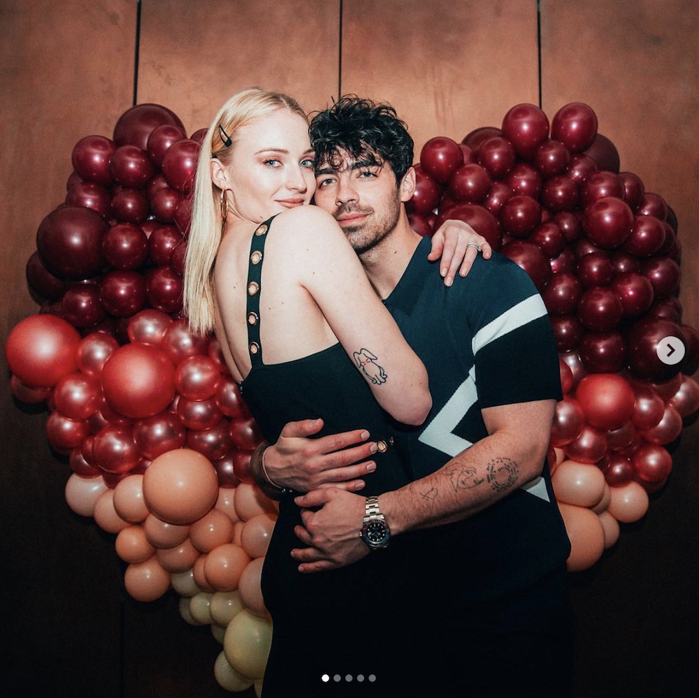 ソフィーにベタ惚れのジョー（画像は『J O E J O N A S　2019年2月14日付Instagram「My Valentine gets a surprise birthday party because she’s the fucking best.」』『Sophie Turner　2019年2月14日付Instagram「Happy Valentine’s Day my love.」』のスクリーンショット）