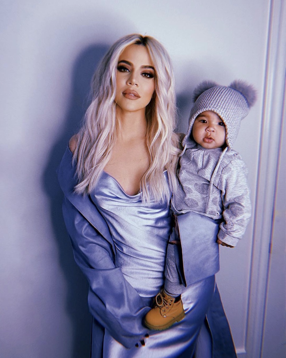 娘トゥルーちゃんを抱っこするクロエ（画像は『Khloé　2019年1月7日付Instagram「Mommy and Baby True」』のスクリーンショット）
