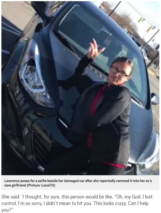 女性を轢いた車の前でポーズする女（画像は『Metro　2019年2月13日付「Woman ‘ran over ex’s new girlfriend then posed for selfie beside damaged car’」（Picture: Local10）』のスクリーンショット）