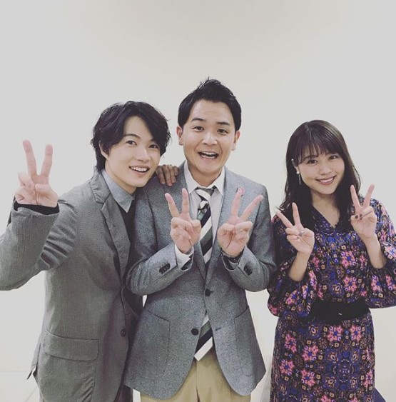 2人に挟まれ「ただのノブじゃ」（画像は『千鳥ノブ　2019年2月7日付Instagram「神木隆之介くんに有村架純ちゃん。」』のスクリーンショット）