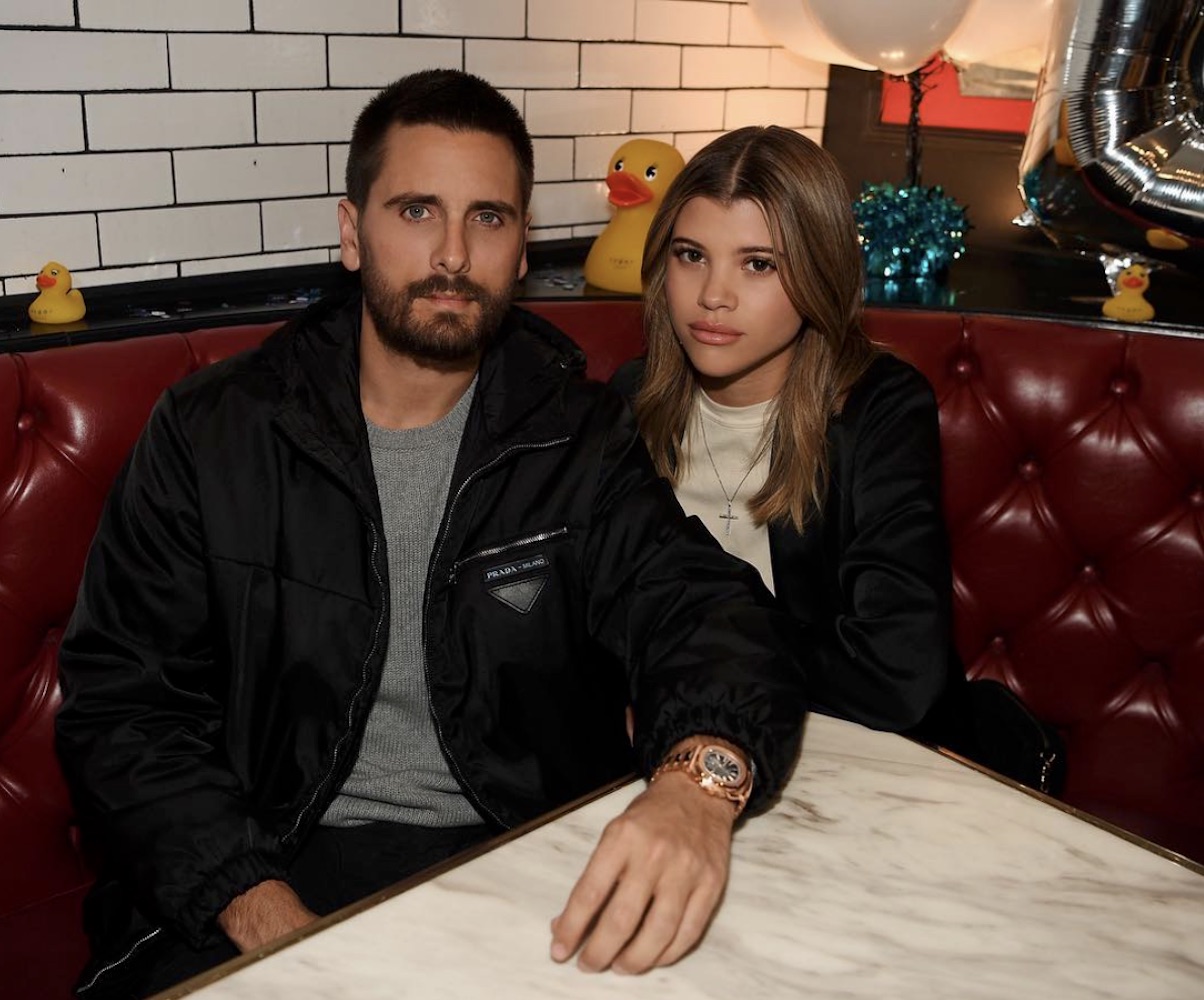 交際順調のスコット・ディシックとソフィア・リッチー（画像は『Sofia Richie　2019年2月8日付Instagram「Making Valentine’s Day extra sweet ＠thesugarfactory at ＠theatreboxsd in San Diego this year.」』のスクリーンショット）