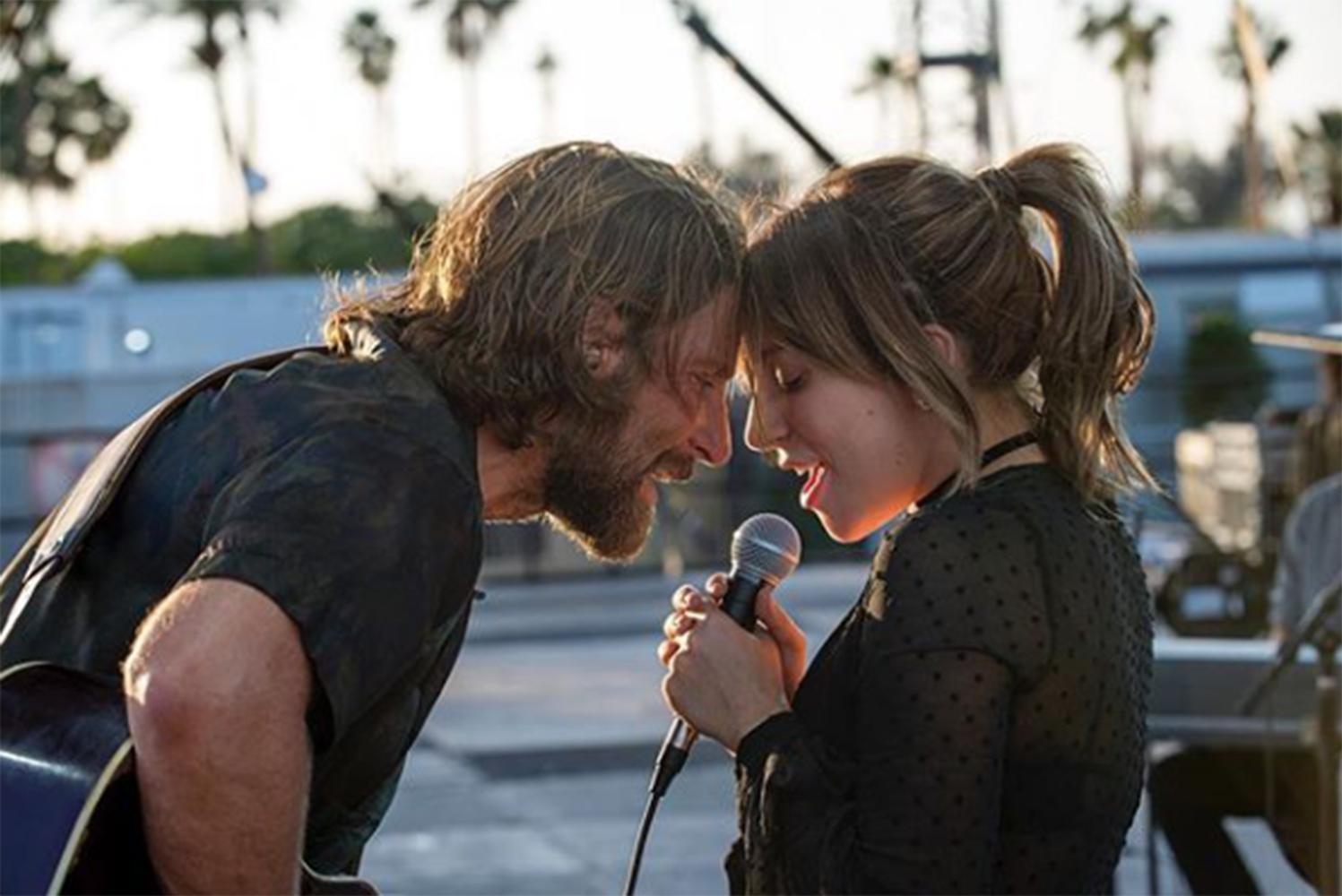 映画『アリー/スター誕生』でのブラッドリー＆ガガ（画像は『A Star Is Born　2018年12月24日付Instagram「All we want for the holidays is to end up under the mistletoe like this. ＃AStarIsBorn」』のスクリーンショット）