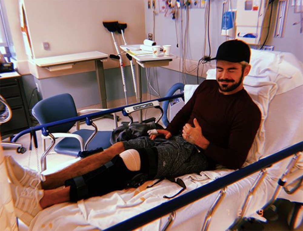 スキーで怪我をしたザック・エフロン（画像は『Zac Efron　2019年2月8日付Instagram「I tore my ACL shredding the gnar but all is good.」』のスクリーンショット）