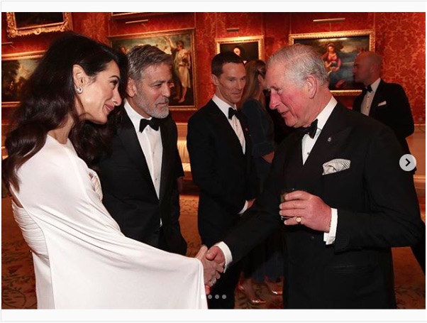 チャールズ皇太子と談笑するジョージ・クルーニー＆アマル夫人（画像は『Clarence House　2019年3月12日付Instagram「This evening The Prince of Wales hosted a dinner at Buckingham Palace to celebrate the work of The Prince’s Trust Group and thank its supporters.」』のスクリーンショット）