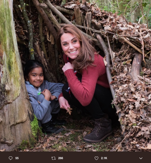 子供達とすっかり打ち解け、野外アクティビティを楽しむキャサリン妃（画像は『Kensington Palace　2019年3月28日付Twitter「The Duchess of Cambridge joined young children taking part in ＠UKScouting’s pilot scheme to explore the potential of providing Scouting to children aged four and five」』のスクリーンショット）