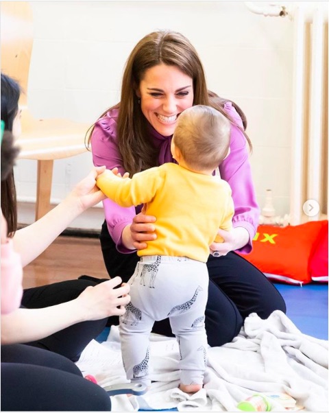 赤ちゃんと笑顔で接したキャサリン妃（画像は『Kensington Palace　2019年3月12日付Instagram「The Duchess of Cambridge visited the Henry Fawcett Children’s Centre to see how the Lambeth Early Action Partnership （LEAP） are using the Parent and Infant Relationship Service （PAIRS） to support parents, carers and their children.」』のスクリーンショット）