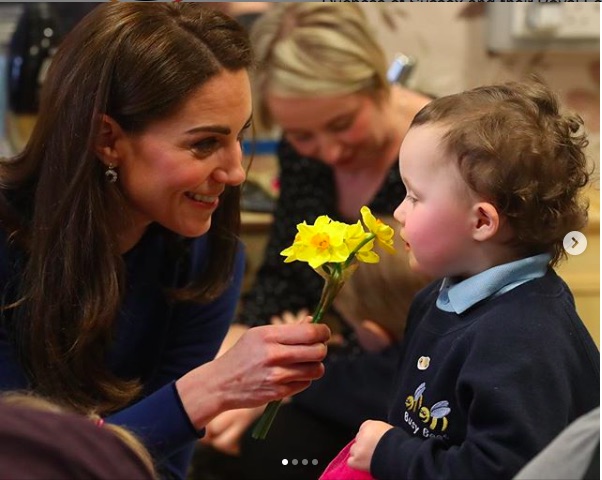 北アイルランドで幼い子供達と交流したキャサリン妃（画像は『Kensington Palace　2019年2月28日付Instagram「The Duke and Duchess of Cambridge visited Sure Start in Ballymena, which supports parents with children under four years old living in disadvantaged areas in Northern Ireland.」』のスクリーンショット）