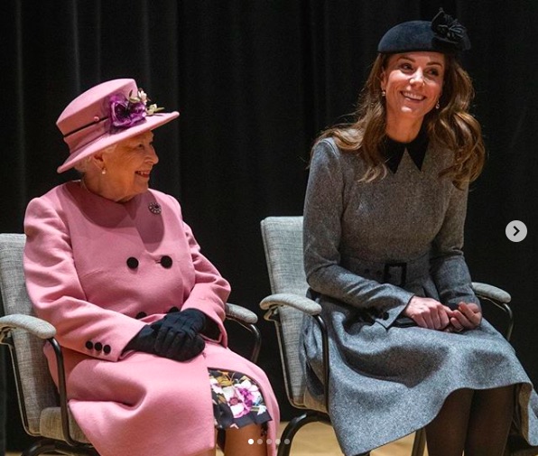 単独でエリザベス女王の公務に同行したキャサリン妃（画像は『Kensington Palace　2019年3月19日付Instagram「Today The Queen, accompanied by The Duchess of Cambridge, visited King's College London to officially open Bush House」』のスクリーンショット）