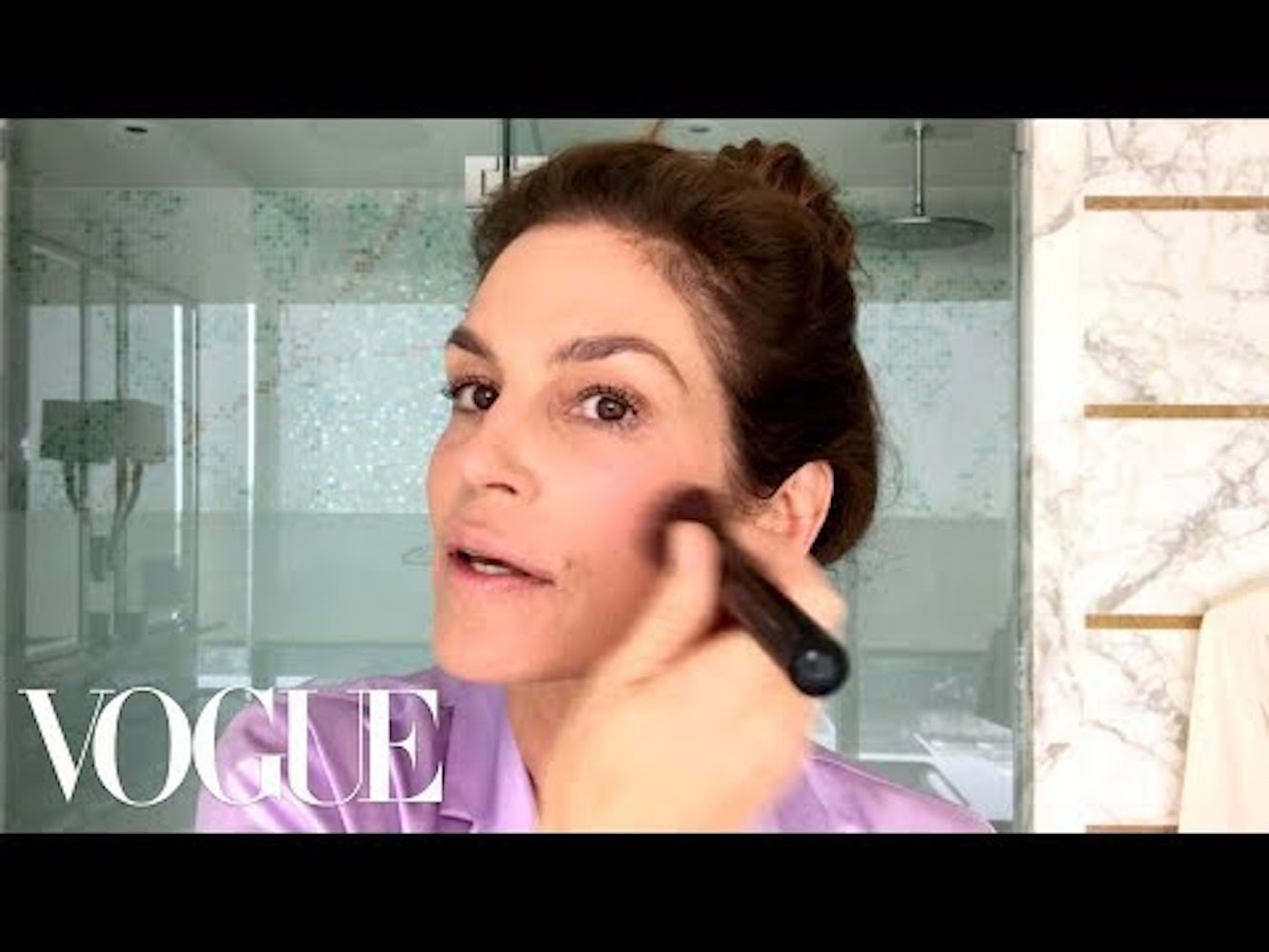 53歳のシンディ・クロフォードがメイク術披露（画像は『Vogue　2019年3月19日公開 YouTube「Cindy Crawford’s Everyday Morning Beauty Routine | Beauty Secrets | Vogue」』のサムネイル）