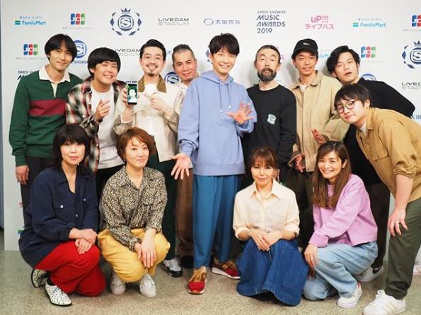 星野源が4冠に輝いた『SPACE SHOWER MUSIC AWARDS 2019』授賞式での記念写真（画像は『ハマ・オカモト　2019年3月7日付Instagram「星野源と愉快な仲間たちDX」』のスクリーンショット）