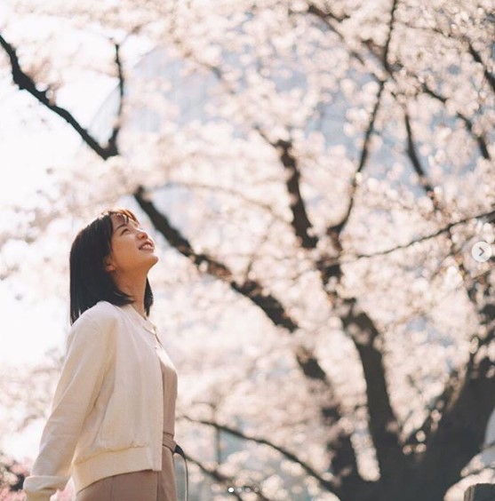 「いやぁもうすっかり春ですね」と弘中アナ（画像は『弘中綾香（公式）　2019年3月28日付Instagram「みなさまから頂いた質問にお答えします回」』のスクリーンショット）