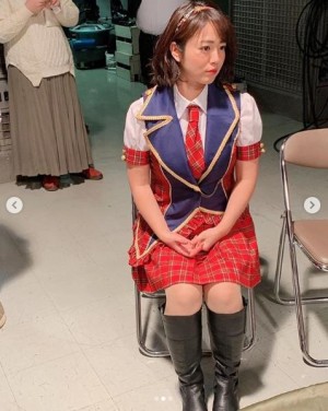 【エンタがビタミン♪】磯山さやか　“アイドル衣装”で物思う姿に「AKB48まだまだいけるっ！」の声