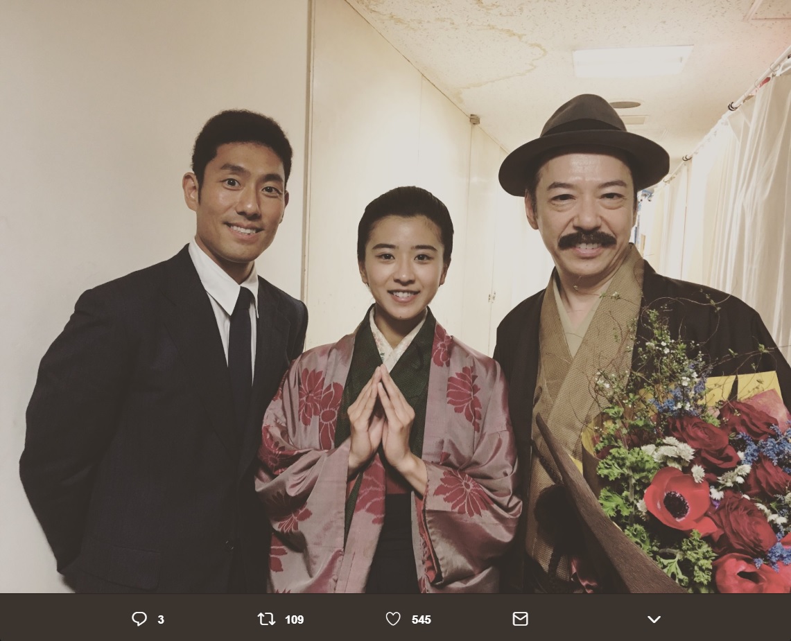 中村勘九郎、黒島結菜、板尾創路（画像は『板尾創路　2019年3月20日付Twitter「NHK大河ドラマいだてん 昨夜オールアップしました」』のスクリーンショット）