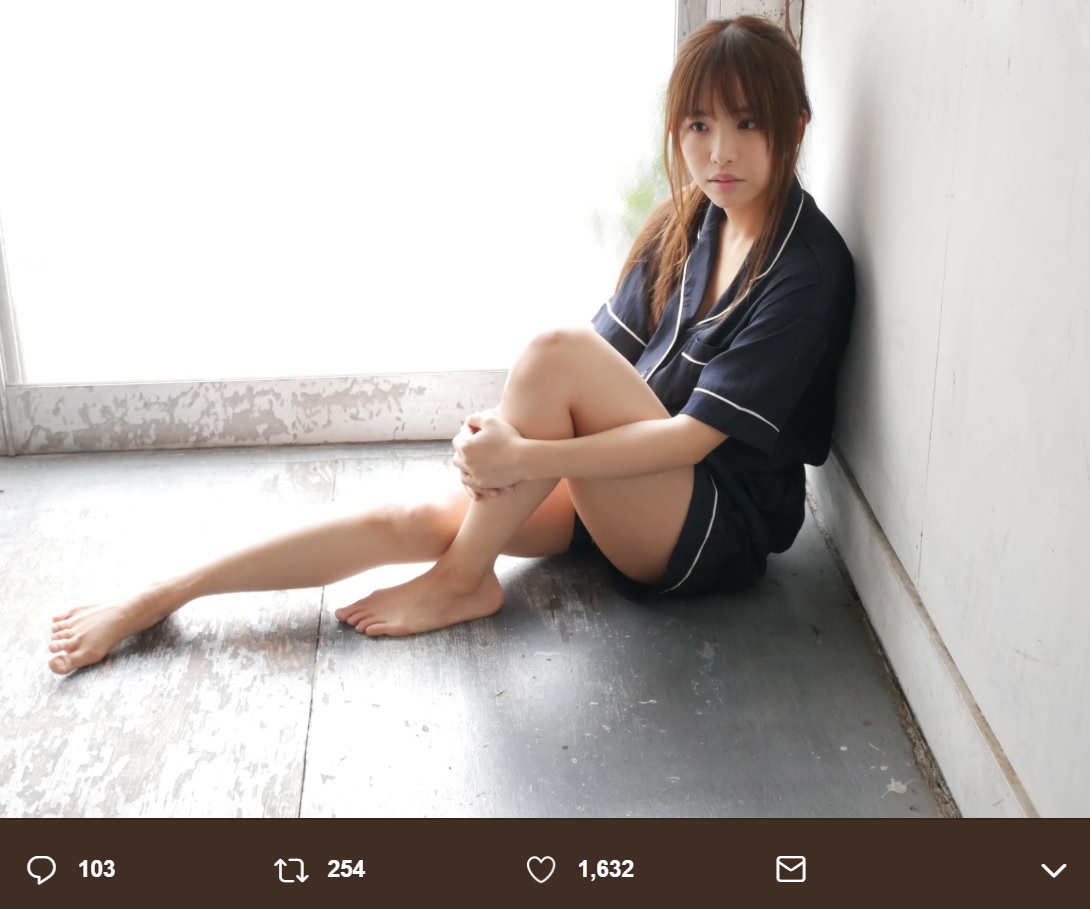 パジャマ姿の松村香織にファン「めっちゃいいー」（画像は『松村香織【SKE48】　2019年3月15日付Twitter「【blt graph.】オフショットその2」』のスクリーンショット）