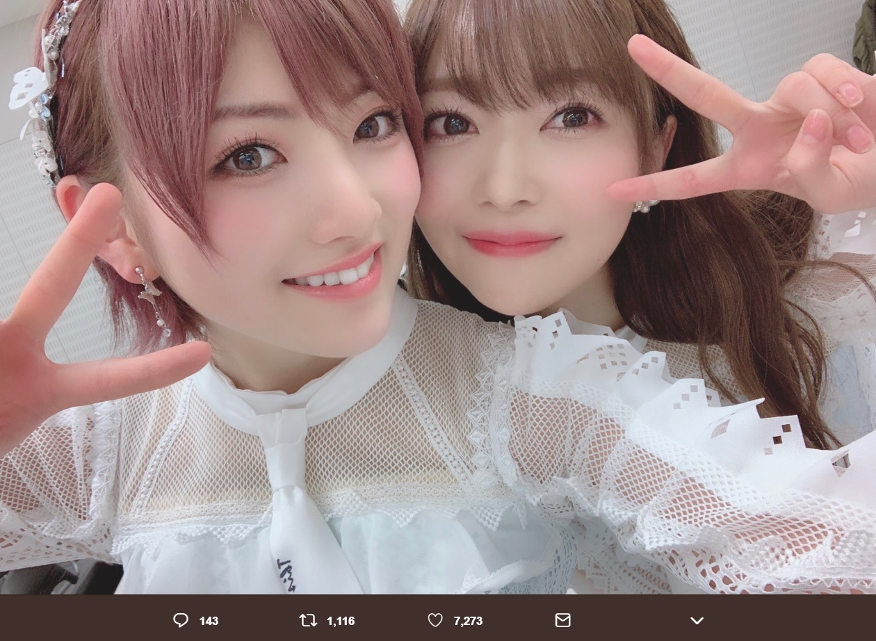 岡田奈々と指原莉乃（画像は『岡田奈々　2019年3月29日付Twitter「“さしこ”にちなんで…345着の衣装に囲まれての『ジワるDAYS』披露 ありがとうございました！」』のスクリーンショット）