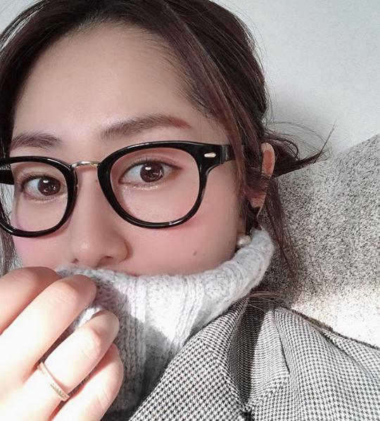 谷桃子のメガネ姿（画像は『ももこ　2019年2月12日付Instagram「寒～い」』のスクリーンショット）