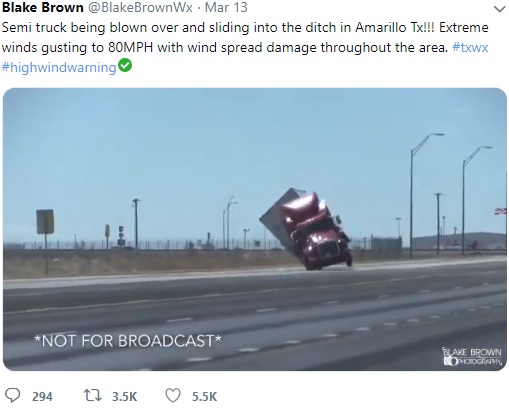 強風に煽られるトレーラー（画像は『Blake Brown　2019年3月13日付Twitter「Semi truck being blown over and sliding into the ditch in Amarillo Tx!!!」』のスクリーンショット）