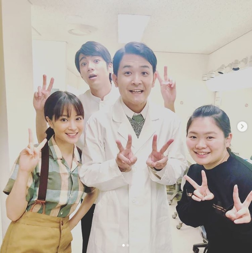 広瀬すず、山田裕貴、ノブ、富田望生（画像は『山田裕貴　2019年4月22日付Instagram「先週から『＃なつぞら』で僕たちの学校の先生として、登場してくださいました ＃千鳥 ＃ノブ さん」』のスクリーンショット）