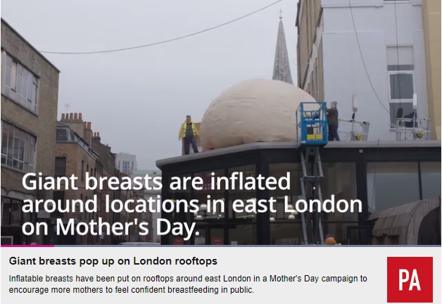 乳房のバルーンに空気を入れる作業員（画像は『News24　2019年3月31日付「WATCH: Giant breasts pop up on rooftops」』のスクリーンショット）