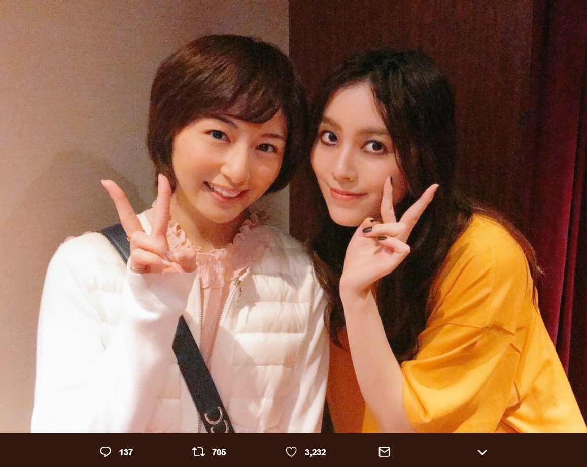 市來玲奈アナと松井珠理奈（画像は『松井珠理奈（ハリウッドJURINA）　2019年4月20日付Twitter「＃SKE48ハムレット 本日3日目、ありがとうございました!!」』のスクリーンショット）