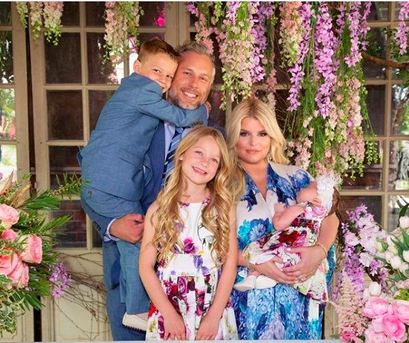 今年も春らしいコーデでまとめたジェシカ・シンプソン一家（画像は『Jessica Simpson　2019年4月21日付Instagram「Happy Easter from the Johnson Family, Party of 5!」』のスクリーンショット）