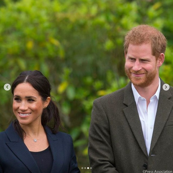 プライベートな出産を選んだヘンリー王子夫妻（画像は『The Royal Family　2019年3月20日付Instagram「Prince Harry is greeted by students from St. Vincent’s Catholic Primary school ahead of taking part in a tree planting project in the schools grounds.」』のスクリーンショット）