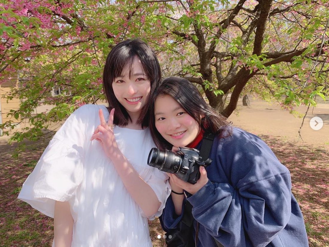 福原遥と富田望生（画像は『福原遥＊Haruka Fukuhara　2019年4月9日付Instagram「今日発売の＃UTB ＋Vol.47 ＃富田望生 ちゃんの連載「＃女友撮」記念すべき第1回目に登場させて頂きました」』のスクリーンショット）