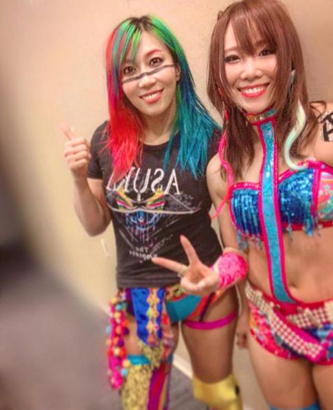 アスカとカイリ・セイン（画像は『KairiSaneWWE　2019年4月8日付Instagram「＃wrestlemania ＃wrestlemania35」』のスクリーンショット）