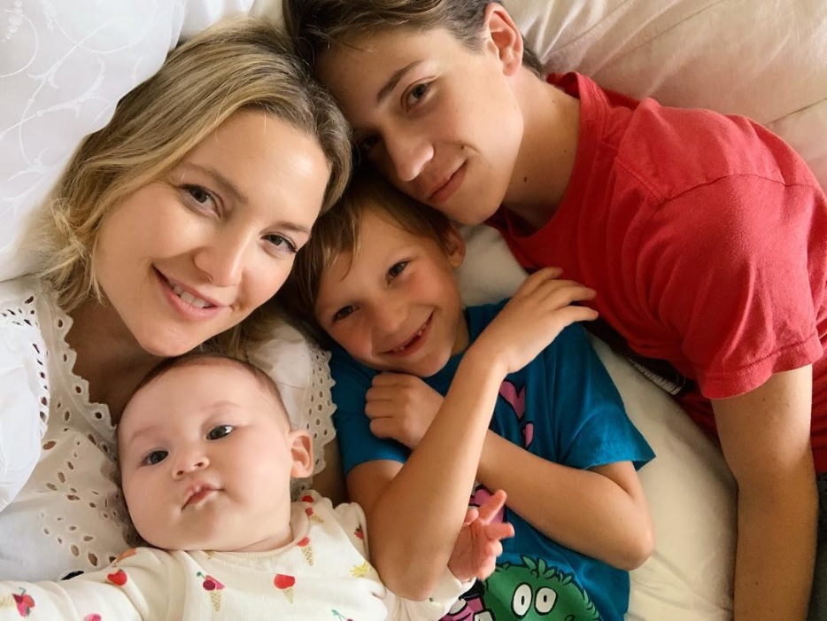 3人の子供達に囲まれ幸せいっぱいのケイト（画像は『Kate Hudson　2019年4月19日付Instagram「My wishes came true」』のスクリーンショット）
