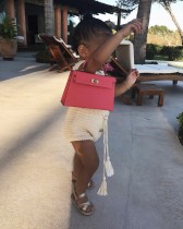 【イタすぎるセレブ達】カイリー・ジェンナー、1歳の娘にエルメスのバッグを持たせる