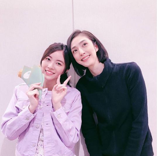 松井珠理奈と天海祐希（画像は『松井珠理奈　2019年4月18日付Instagram「緊急取調室主演の天海さんと」』のスクリーンショット）