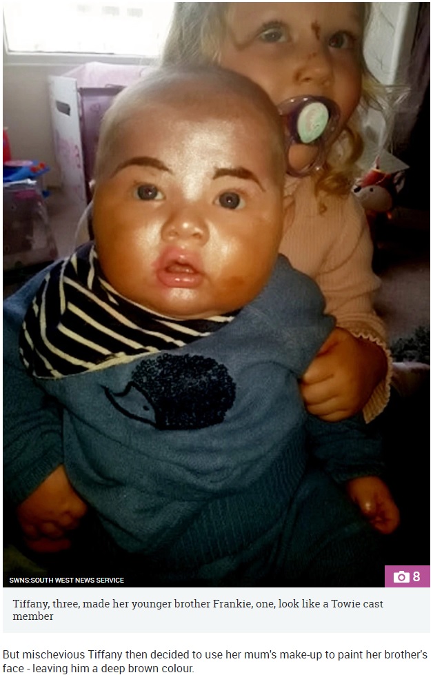 3歳姉にメイクを施された生後5か月の男児（画像は『The Sun　2019年4月4日付「REEM TAN BABES! Girl gives her baby brother a Towie makeover complete with orange tan and epic eyebrows」（Credit: SWNS:SOUTH WEST NEWS SERVICE）』のスクリーンショット）