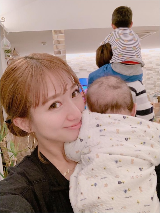 4児のママの辻希美（画像は『辻希美tsujinozomi_official　2019年4月12日付Instagram「抱っこに肩車な甘えん坊ーィ」』のスクリーンショット）