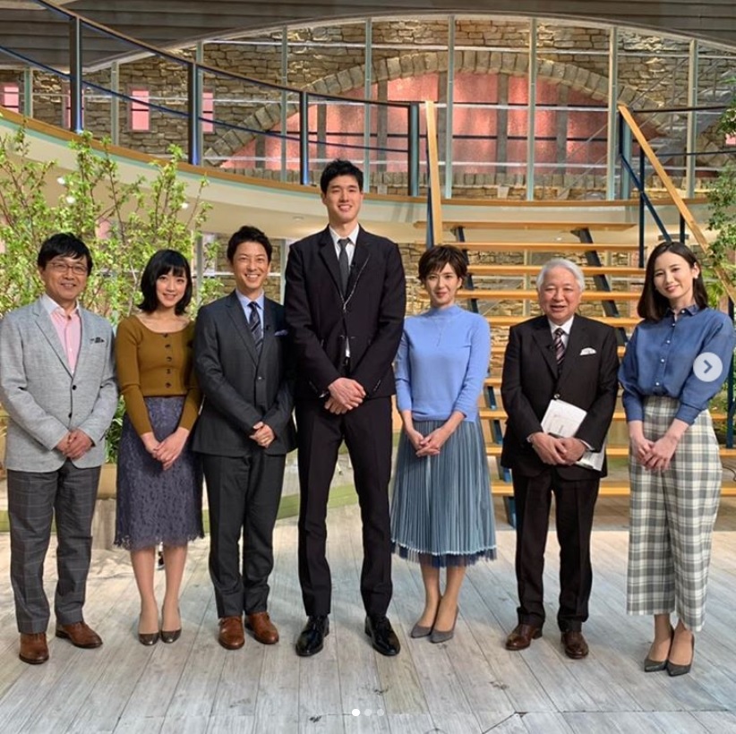 『報ステ』レギュラー陣と渡邊雄太選手（画像は『竹内由恵（公式）　2019年4月18日付Instagram「昨日はスタジオにバスケットボール NBAグリズリーズの渡邊雄太選手が来てくださいました。」』のスクリーンショット）