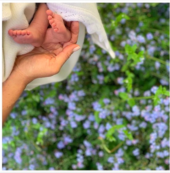 愛息アーチーくんの小さな足（画像は『The Duke and Duchess of Sussex　2019年5月12日付Instagram「Paying tribute to all mothers today - past, present, mothers-to-be, and those lost but forever remembered.」』のスクリーンショット）