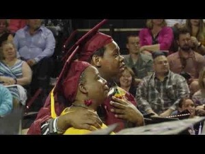 【海外発！Breaking News】息子と同じ日に大学卒業式を迎えた母　出席した息子の卒業式で涙のサプライズ（米）＜動画あり＞