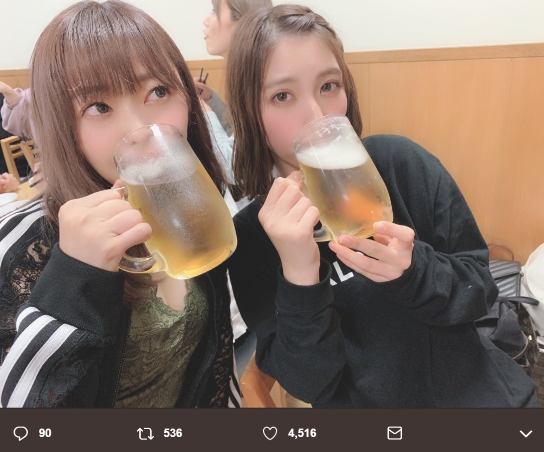 ビールジョッキを傾ける指原莉乃と松岡菜摘（画像は『村重杏奈　2019年5月28日付Twitter「姐さんら すぐ片手にビール」』のスクリーンショット）