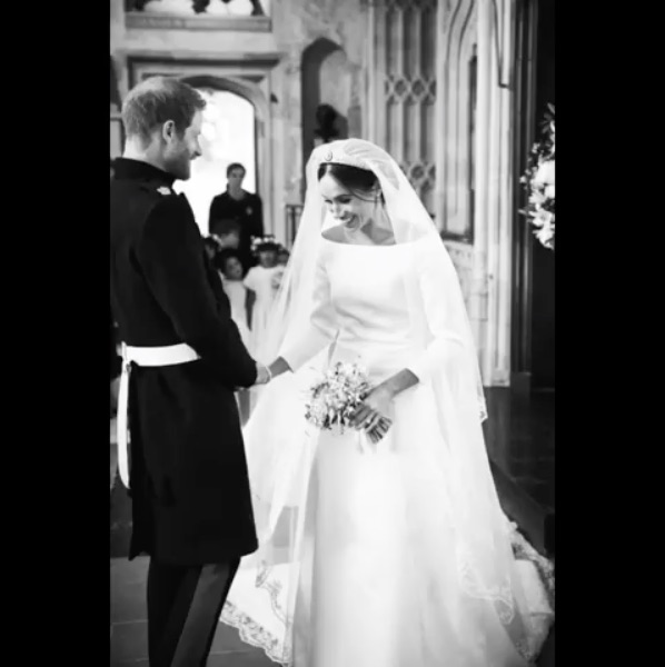 1年前の思い出のシーンを公開したヘンリー王子夫妻（画像は『The Duke and Duchess of Sussex　2019年5月19日付Instagram「Happy one year anniversary to Their Royal Highnesses, The Duke and Duchess of Sussex!」』のスクリーンショット）
