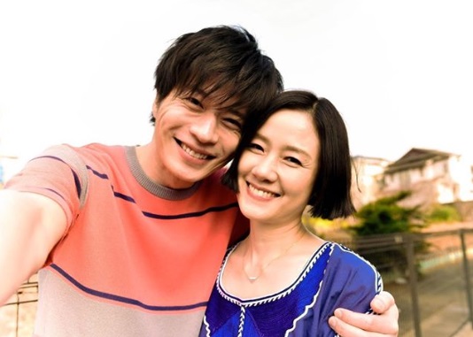 新婚夫婦役の田中圭と原田知世（画像は『てづかしょうた　2019年3月24日付Instagram「新居に飾る写真、これに決定!!」』のスクリーンショット）